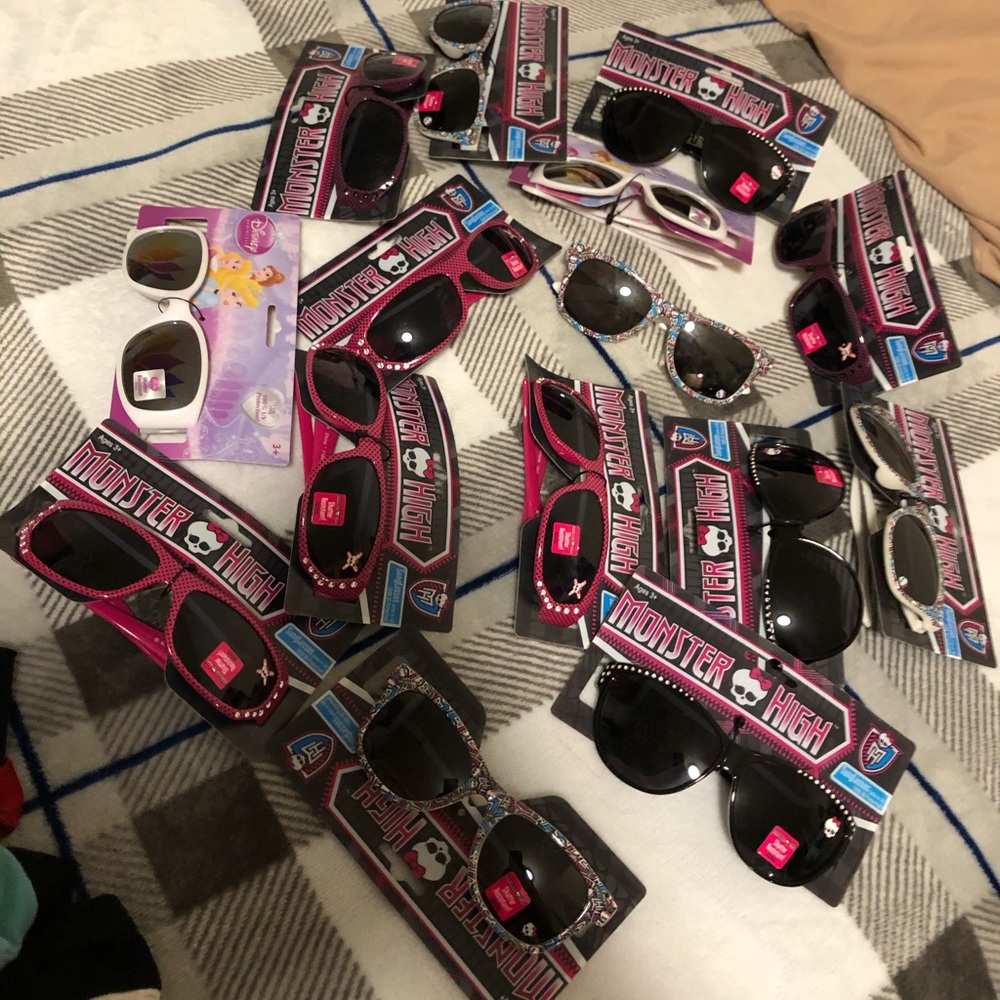 Lot of 15 sunglasses brand new monster high!! 😎